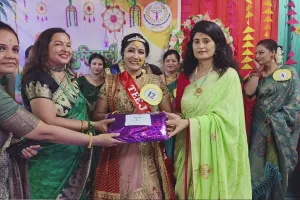 हल्द्वानी: महिला पुलिस कर्मियों ने किया कैटवॉक, अर्चना के सिर तीज क्वीन का ताज