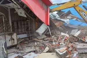 बरेली: जाम से निजात दिलाने को नगर निगम की टीम सड़कों पर उतरी, हटाया अतिक्रमण