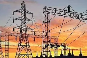 हरदोई: हाईटेंशन तार टूटकर गिरने से लगी आग, घर छोड़ कर भागे लोग