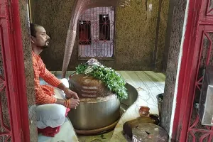 वाराणसी: लोलार्क कुंड पर संतान प्राप्ति की चाहत में लाखों की संख्या में पहुंचते हैं श्रद्धालु