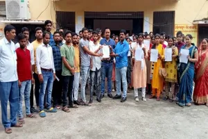 अयोध्या: विभिन्न मांगों को लेकर ब्लॉक पर पंचायत सहायकों ने किया प्रदर्शन 