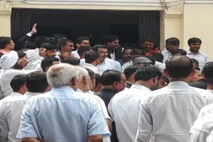 हरदोई: हापुड़ लाठीचार्ज मामले को लेकर वकीलों ने डीएम कार्यालय के सामने दिया धरना, सौंपा ज्ञापन