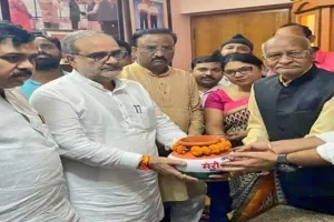 भाजपा अध्यक्ष ने शहीद कैप्टन मनोज पांडे के परिजनों से कलश में एकत्रित की माटी