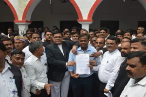 अयोध्या: हापुड़ कांड में लंबित मांगों को लकेर आंदोलित वकीलों ने सीएम को भेजा ज्ञापन 