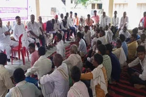 बहराइच: बाढ़ राहत कैंप में ग्रामीणों ने शुरू किया आमरण अनशन, जानें वजह