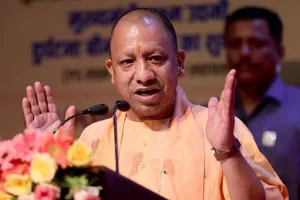 चयनित अभ्यर्थियों को सीएम योगी ने बांटा नियुक्ति पत्र, कहा- पहले नेताओं और अफसरों के रिश्तेदारों को मिलती थी नौकरी