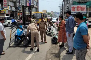 हल्द्वानी: फुटपाथ छोड़ दो, वरना हम नहीं छोड़ेंगे,  प्रशासन और पुलिस की कार्रवाई