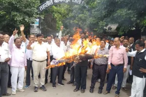 अयोध्या: हापुड़ कांड को लेकर जिला कचहरी समेत सभी तहसीलों में अधिवक्ताओं ने किया जोरदार प्रदर्शन, फूंका पुतला