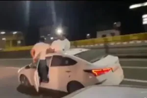 आगरा: चलती कार में सनरूफ खोलकर और खिड़की पर खड़े होकर बनाई रील, जांच में जुटी पुलिस