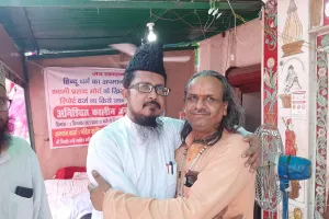 बरेली: पंडित सुशील पाठक के धरने को समर्थन देने पहुंचे मौलाना शहाबुद्दीन