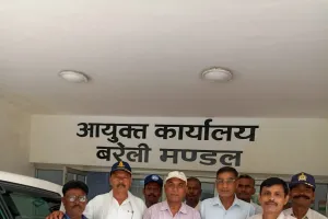 बरेली: मूलभूत सुविधाओं के लिए कमिश्रर से मिले छोटी बिहार के लोग