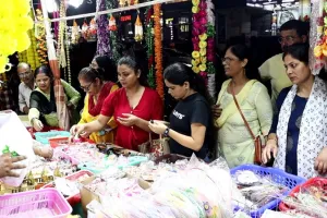  Krishna Janmashtami: लखनऊ में श्रीकृष्ण जन्माष्टमी की धूम, लड्डू गोपाल की मूर्ति और पोशाक से बढ़ी बजारों में रौनक