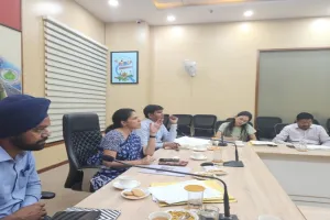 लखनऊ: ऑफिस में पंचायत न कर फील्ड पर जाएं, मंडलायुक्त ने स्मार्ट सिटी की समीक्षा में अफसरों को चेताया