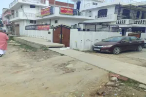 अयोध्या : निर्माणाधीन नाला व डक्ट बना संकट, घरों से निकलना दूभर