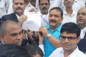 हापुड़ लाठीचार्ज : बार काउंसिल के आह्वान पर वकीलों ने किया पुतला दहन, सौंपा पांच सूत्रीय ज्ञापन 