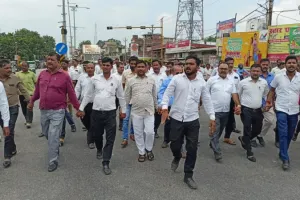 हापुड़ लाठीचार्ज : हैदरगढ़ में वकीलों का उग्र प्रदर्शन, नारेबाजी कर लगाया जाम - Video