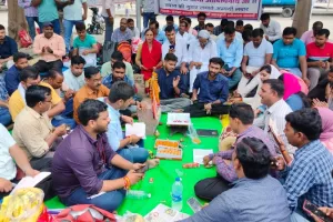 लखनऊ में शिक्षक भर्ती के अभ्यर्थियों ने किया सुंदरकांड पाठ, कहा - SC के आदेश को नजरअंदाज कर रही सरकार 