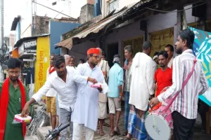 बहराइच : घोसी उपचुनाव में जीत पर झूमे सपाई, बांटी मिठाई  