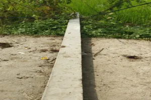 बहराइच : विद्युत पोल टूटने से तीन सौ लोगों की आबादी 12 दिनों से झेल रही बिजली संकट