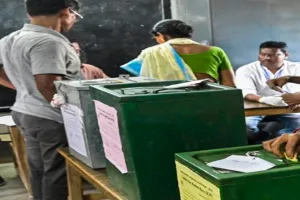 Ghosi bypoll: Ghosi bypoll: मतदान खत्म, मतपेटियों में बंद हुई उम्मीदवारों की किस्मत, आठ सितंबर को आएंगे परिणाम