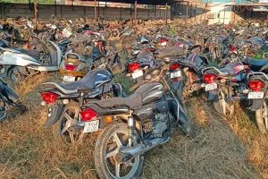 रुद्रपुर : गड़बड़ : गाड़ियों का जखीरा देख चकराया एसओजी का दिमाग, यार्ड में मिलीं हजाराें बाइकें, कार व डंपर