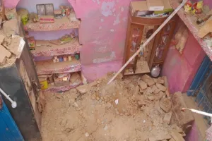 लखनऊ रेलवे क्वार्टर हादसा : 5 मौतों के बाद भी जर्जर मकान में आखिर क्यों रहने को मजबूर हैं लोग, जानें पूरा मामला