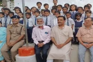 प्रयागराज में टीचर बनकर मंत्री असीम अरुण ने लगाई पाठशाला, बच्चों को पढ़ाया हिंदी व्याकरण