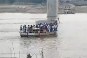 चम्बल नदी की बीच धार में फंसा पीडब्ल्यूडी का स्टीमर, सांसत में अटकी 67 यात्रियों की जान  