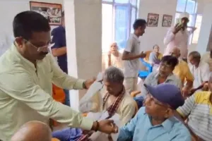 प्रधानमंत्री जन्मदिवस पखवाड़ा : वृद्धाश्रम पहुंचे मंत्री नंदी, बांटे फल  