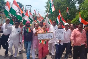 कांग्रेस का भाजपा सरकार पर तंज - उद्योगपतियों के कर्ज माफ, गरीब और किसान हो रहे परेशान