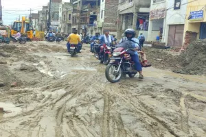 Ayodhya rain : फसलों को संजीवनी, शहर में जलभराव