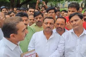 गोंडा में सांसद को ज्ञापन सौंप शिक्षामित्रों ने PM मोदी को याद दिलाया उनका वादा, मांगा स्थायी समाधान