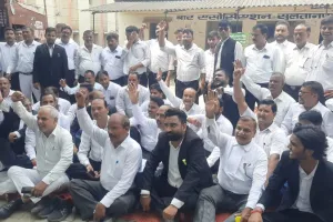 हापुड़ कांड : सुल्तानपुर में वकीलों ने लगाए योगी सरकार के खिलाफ नारे, जलाया पुतला - Video