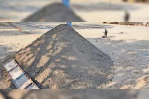 गरमपानी: कालिका मोड़ क्षेत्र में कोसी नदी पर धड़ल्ले से हो रहा रेत का काला कारोबार