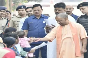 गोरखपुर में CM योगी ने सुनीं जनसमस्याएं, अधिकारियों को दिए निर्देश 