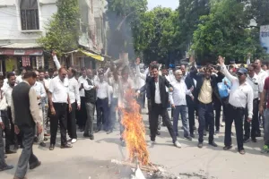 हापुड़ कांड : नहीं थम रहा विरोध, हरदोई में अधिवक्ताओं ने जलाया सरकार का पुतला - जारी रहेगा आंदोलन