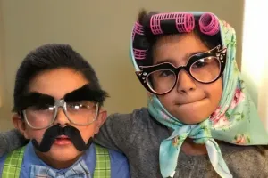 बच्चों का बड़े लोगों की तरह कपड़े पहनना हानिरहित मज़ा है? नहीं, यह आयुवाद है 