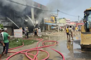 Auraiya Fire: कपड़े के शोरूम व बाइक एजेंसी में लगी भीषण आग, चार करोड़ का नुकसान, देर से पहुंची दमकल