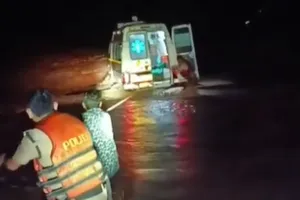 हल्द्वानी: वीडियो - शेर नाले में फंसी 108, अंदर थी गर्भवती और परिजन... सांसत में फंसी जान...रहनुमा बने पुलिस के जवान