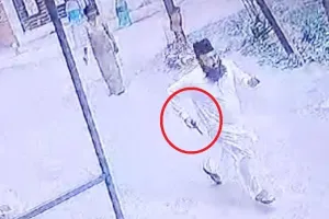 MP: काजी अबुल कलाम का पिस्टल लेकर दौड़ते हुए हुआ Video वायरल, बढ़ाई गई 307 और आर्म्स एक्ट की धाराएं