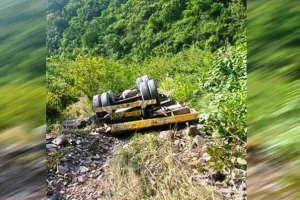 ऋषिकेश: जेसीबी ले जा रहा ट्रेलर गहरी खाई में गिरा, जेसीबी ऑपरेटर की मौत