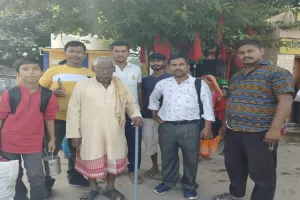 परिवार से विवाद कर अयोध्या पहुंचे वृद्ध को जल पुलिस ने बेटे को सौंपा 