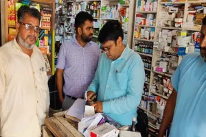 बहराइच: मेडिकल स्टोर पर डीएम के निर्देश पर पड़ा छापा, प्रतिबंधित दवाएं सीज