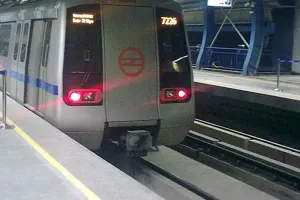 नोएडा सिटी सेंटर स्टेशन पर किशोरी मेट्रो के सामने कूदी, अस्पताल में भर्ती 