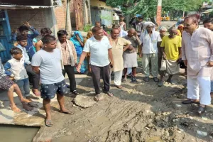  बांदा: सड़क पर गड्ढा भराने को रोड पर उतरे विधायक तो दावों की खुली पोल 