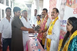 उन्नाव: सदर विधायक ने कौशल विकास प्रशिक्षणार्थियों को बांटी ड्रेस, खिले चेहरे