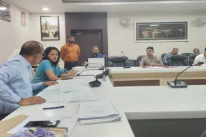 लखनऊ: मंडलायुक्त ने अधिकारियों को दिए निर्देश, कहा- IGRS पर हुई शिकायतों के निस्तारण में न करें देरी