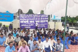 अमेठी: संजय गांधी अस्पताल के लाइसेंस निलंबन के खिलाफ कर्मचारियों और राजनीतिक दलों का धरना जारी 