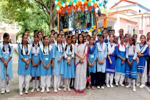 बहराइच: शैक्षणिक भ्रमण निकला छात्र-छात्राओं का दल, डीएम ने हरी झंडी दिखाकर किया रवाना