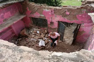 बहराइच: फायर कर्मी के आवास की छत गिरी, बाल-बाल बचा